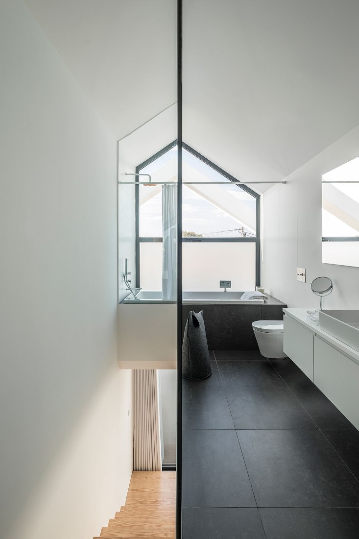 Arch House by FRARI - architecture network. Photograph by Ivo Tavares Studio.