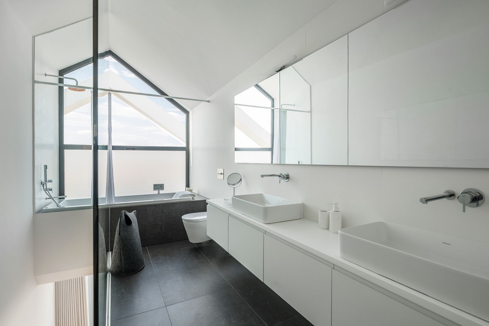 Arch House by FRARI - architecture network. Photograph by Ivo Tavares Studio.
