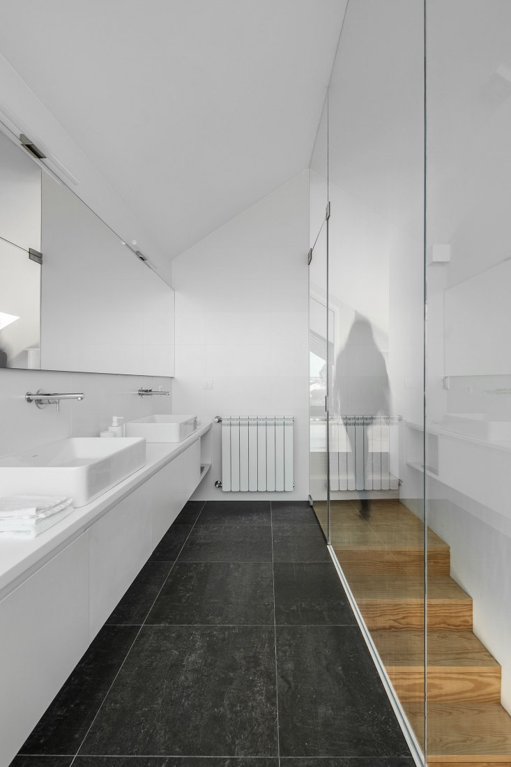 Arch House by FRARI - architecture network. Photograph by Ivo Tavares Studio.