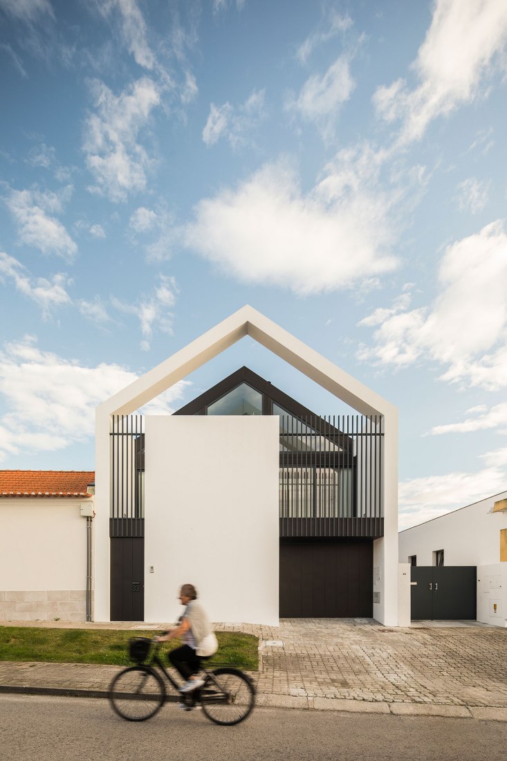 Arch House by FRARI - architecture network. Photograph by Ivo Tavares Studio.