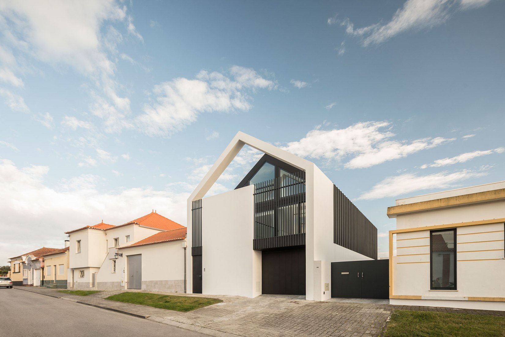Arch House by FRARI - architecture network. Photograph by Ivo Tavares Studio.