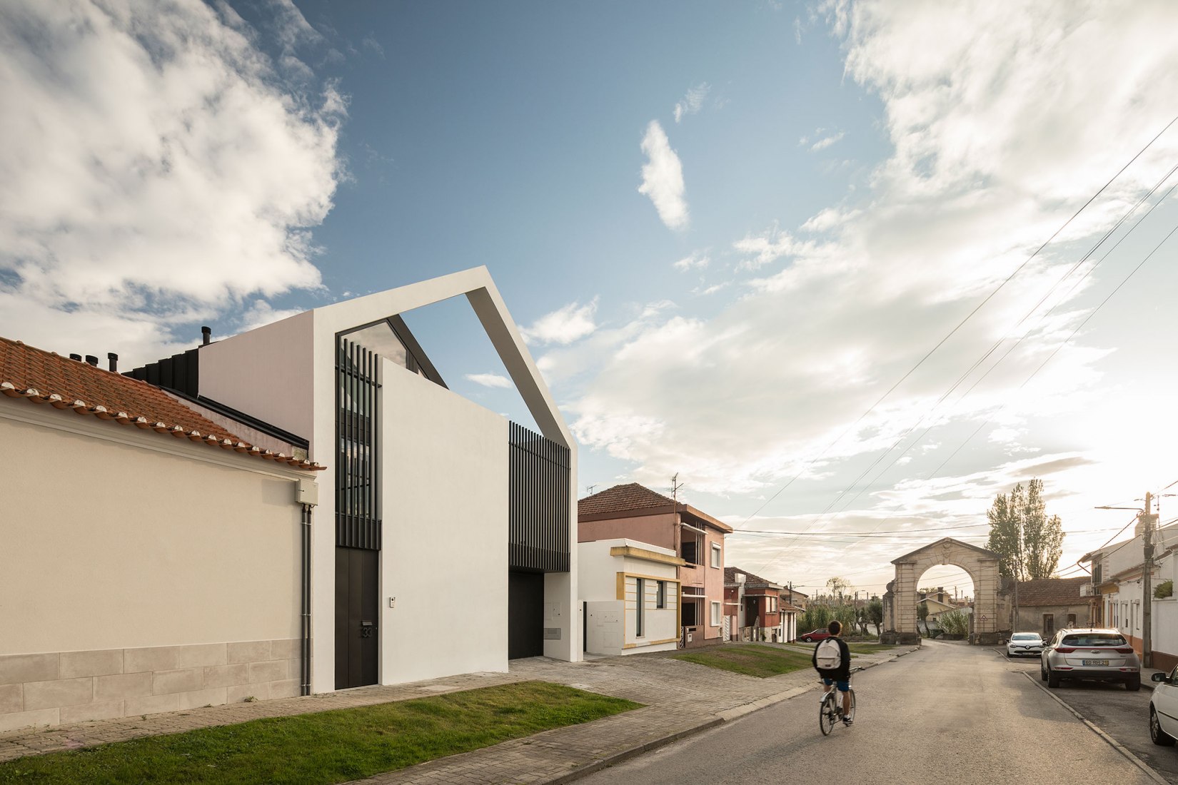 Arch House by FRARI - architecture network. Photograph by Ivo Tavares Studio.
