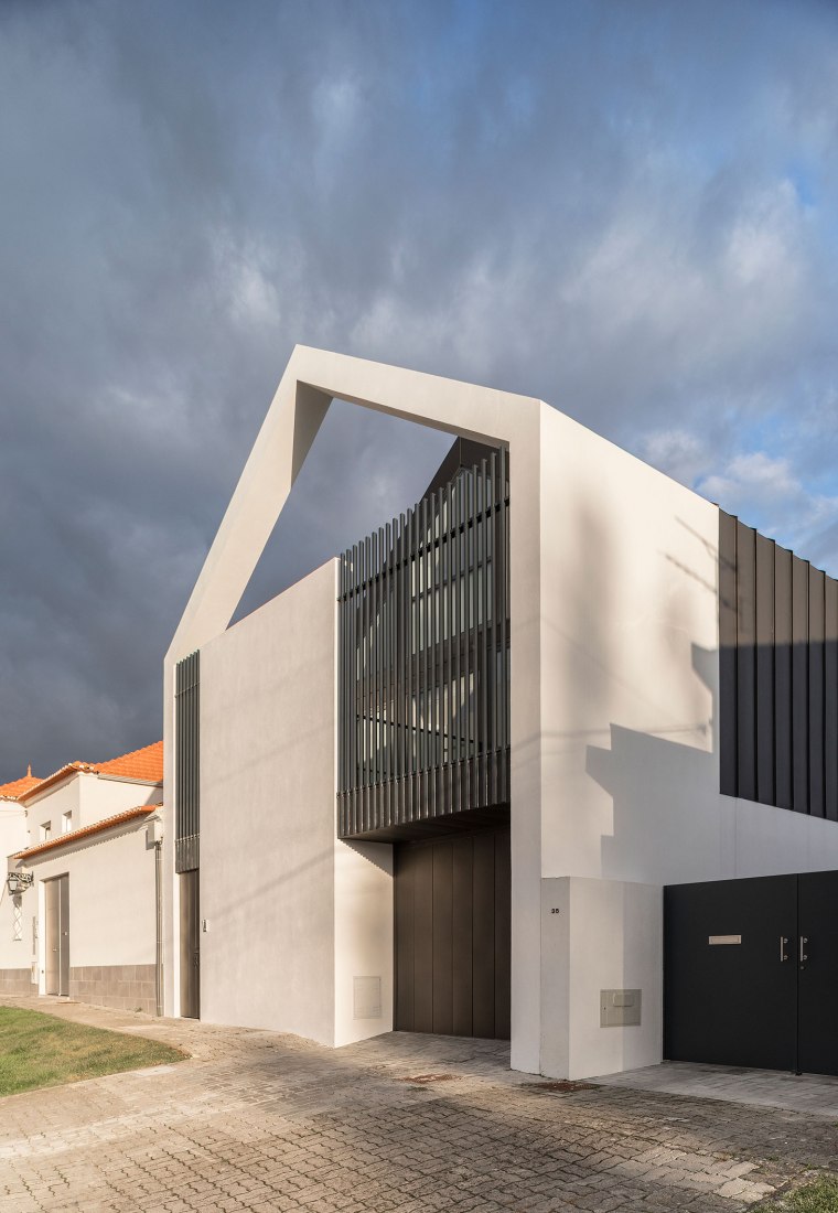 Arch House by FRARI - architecture network. Photograph by Ivo Tavares Studio.
