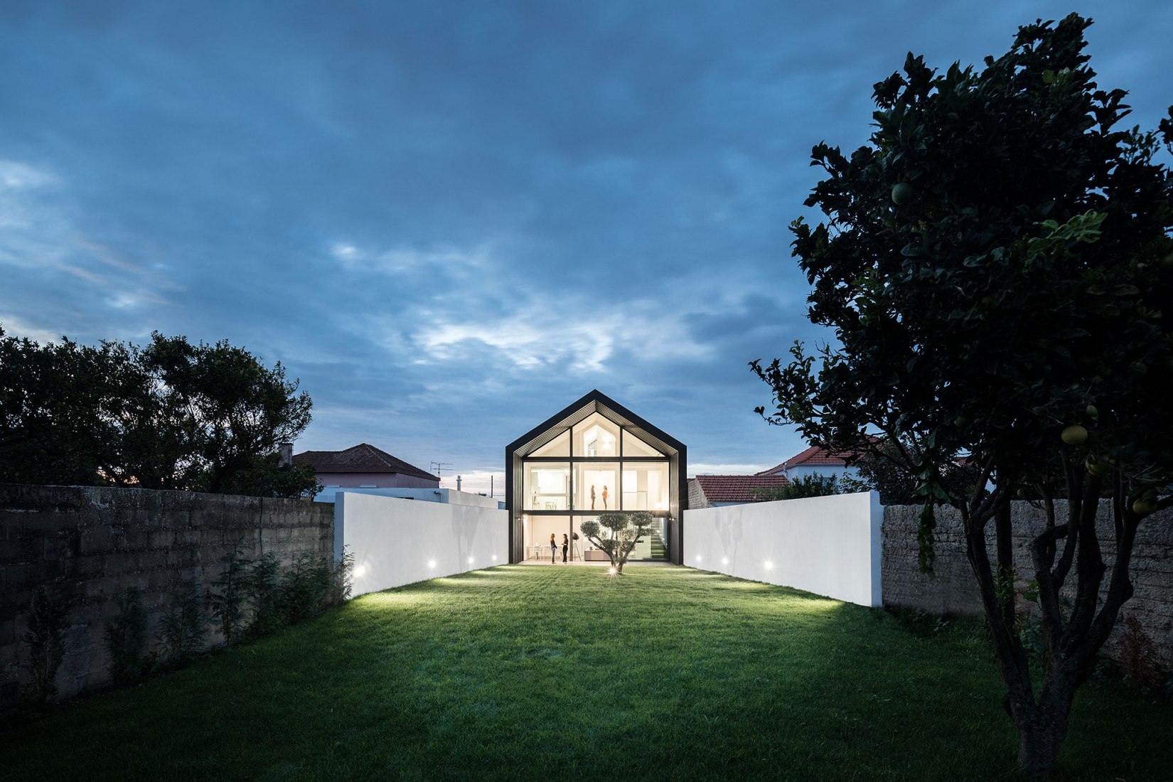 Arch House by FRARI - architecture network. Photograph by Ivo Tavares Studio.