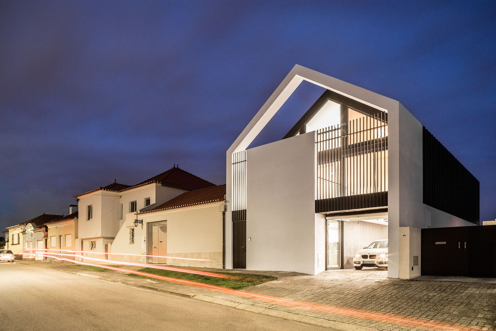 Arch House by FRARI - architecture network. Photograph by Ivo Tavares Studio.
