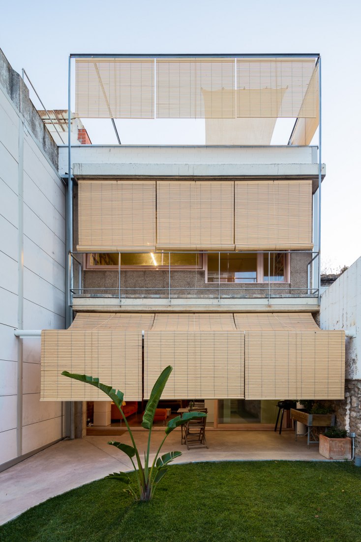 House-studio in Canet de Mar by Valor-Llimós arquitectura. Photograph by Simón García | arqfoto.com.