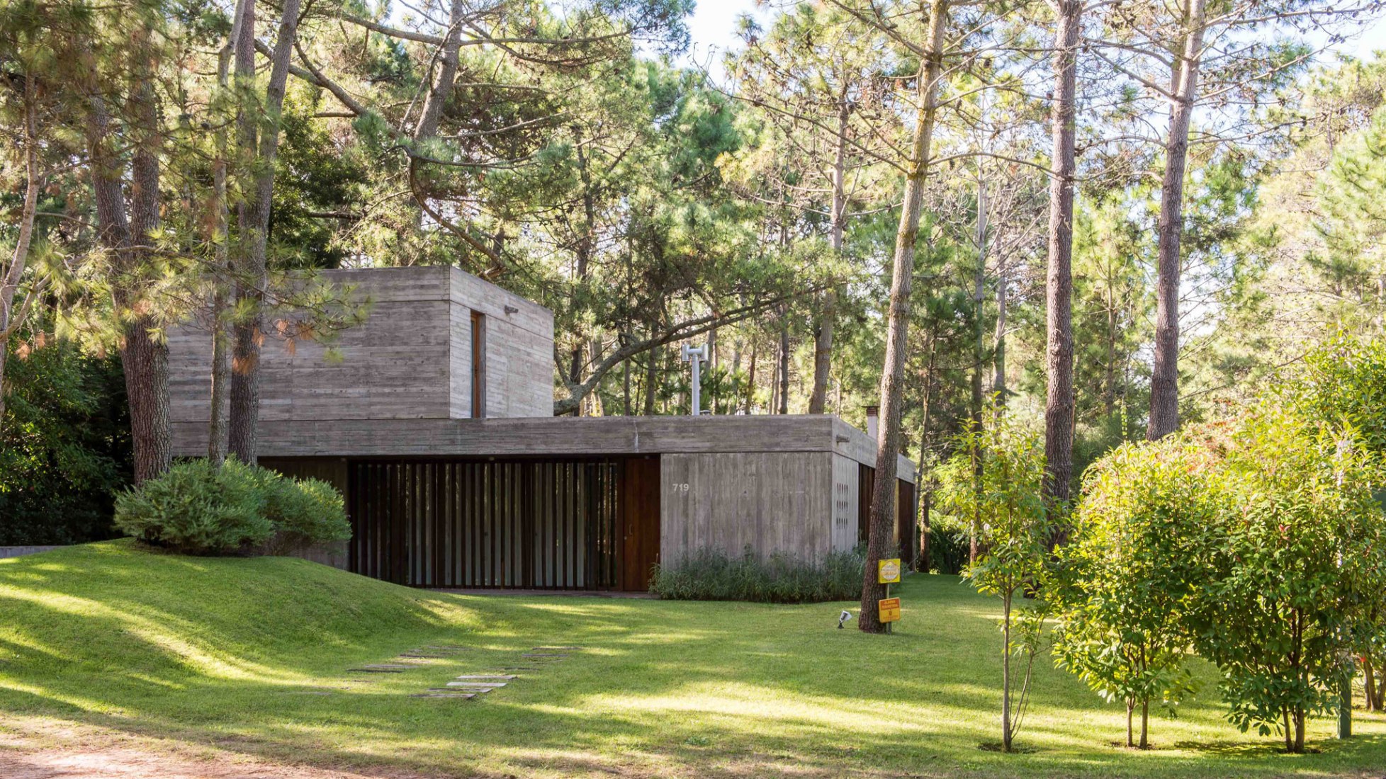 Casa F por Gianserra + Lima arquitectos. Fotografía por Luis Barandiaran.