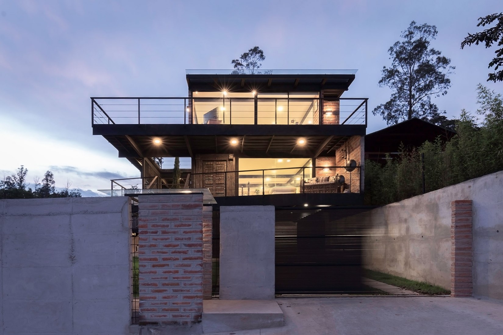 Night view. Horizontal House by Juan Tohme. Photograph © Jag Studio: Juan Alberto Andrade + Cuqui Rodríguez