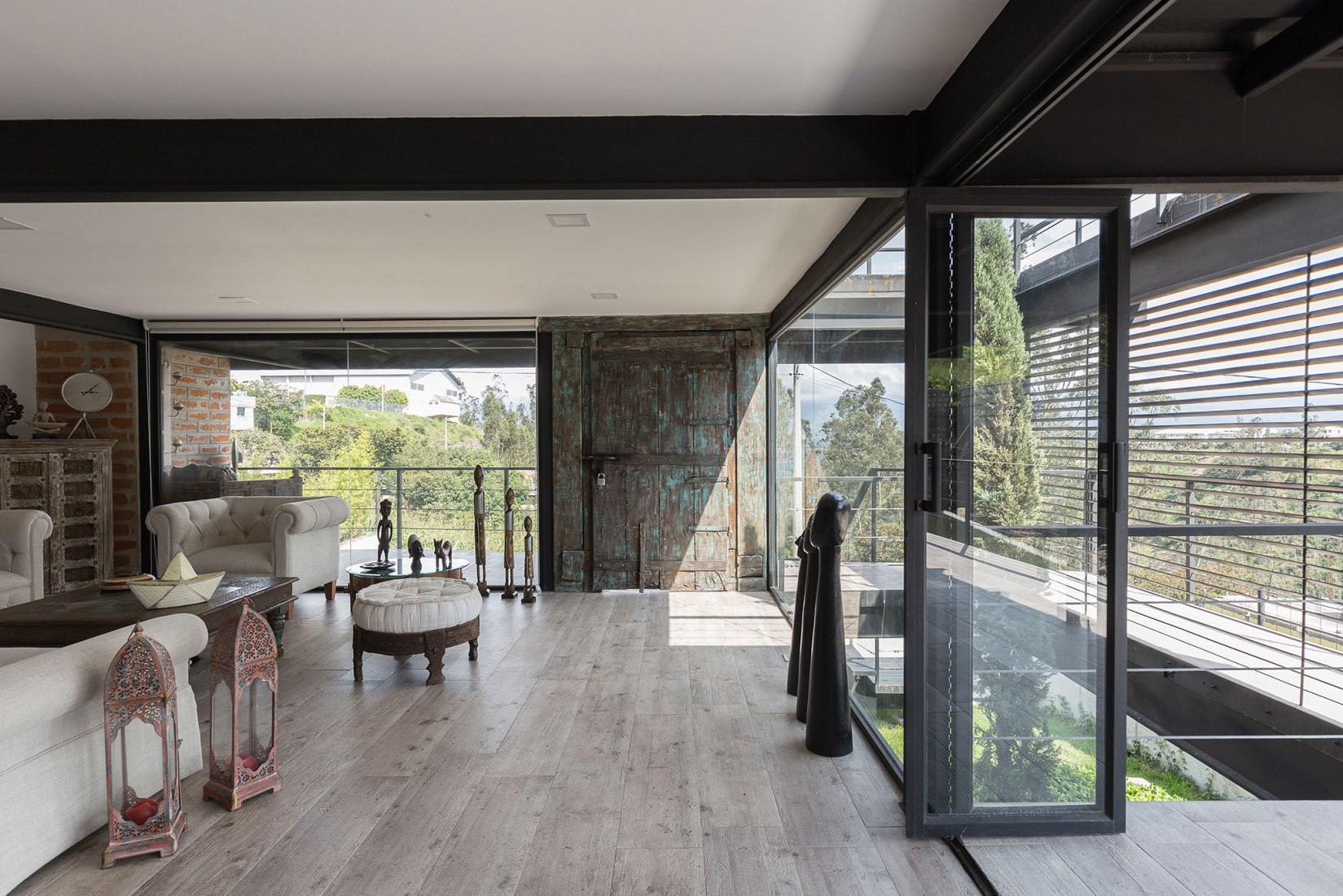 Interior view. Horizontal House by Juan Tohme. Photograph © Jag Studio: Juan Alberto Andrade + Cuqui Rodríguez