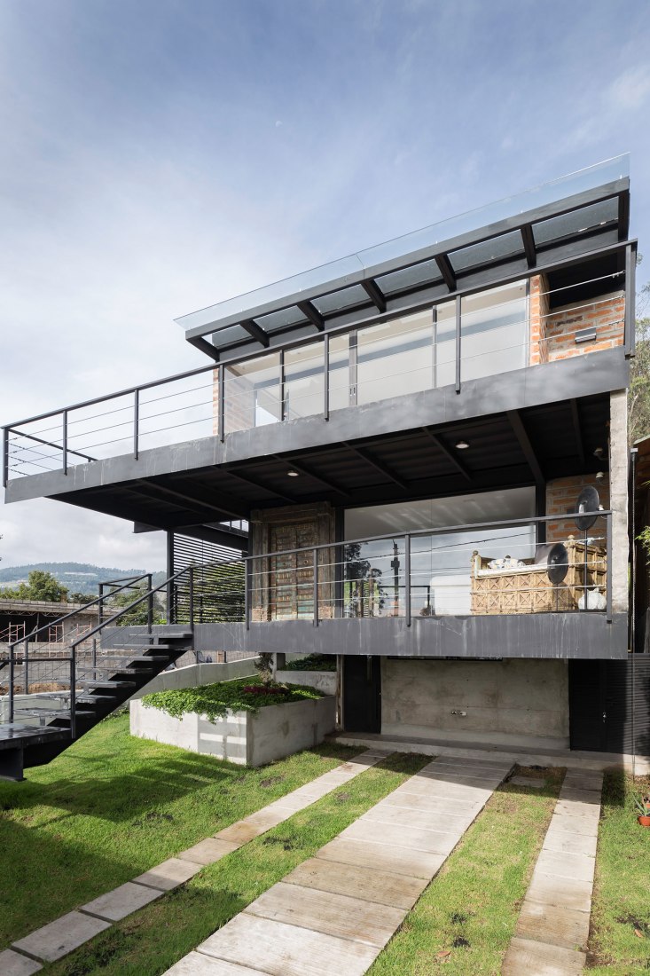 Exterior detail. Horizontal House by Juan Tohme. Photograph © Jag Studio: Juan Alberto Andrade + Cuqui Rodríguez