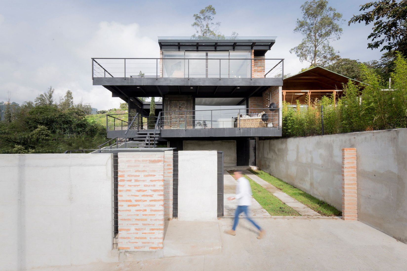 Façade view. Horizontal House by Juan Tohme. Photograph © Jag Studio: Juan Alberto Andrade + Cuqui Rodríguez