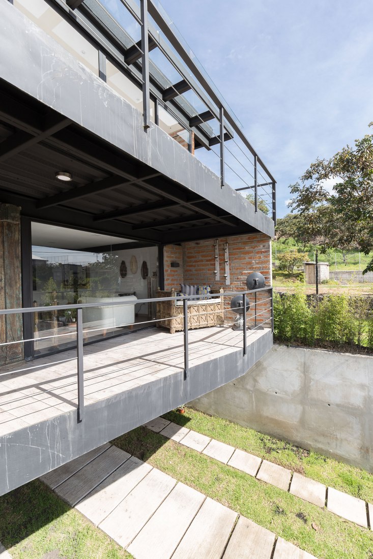Exterior detail. Horizontal House by Juan Tohme. Photograph © Jag Studio: Juan Alberto Andrade + Cuqui Rodríguez