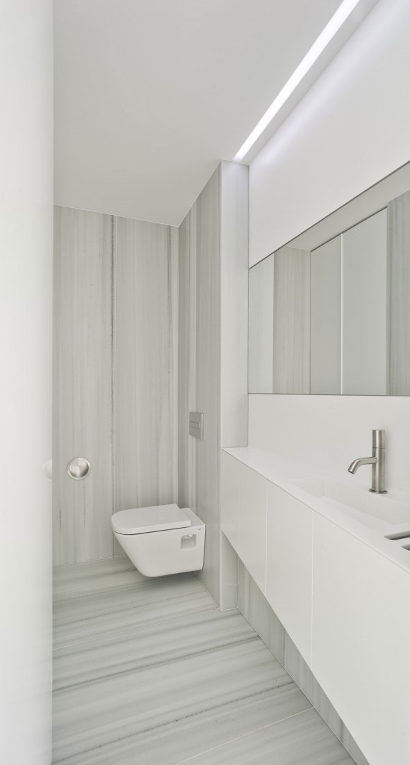 Bathroom. Lopera House by David Ruiz Molina. Photograph © David Frutos