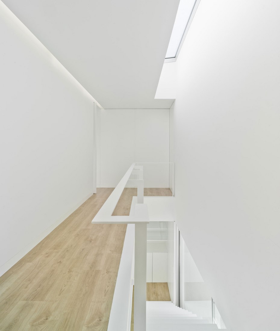 Corridor. Lopera House by David Ruiz Molina. Photograph © David Frutos