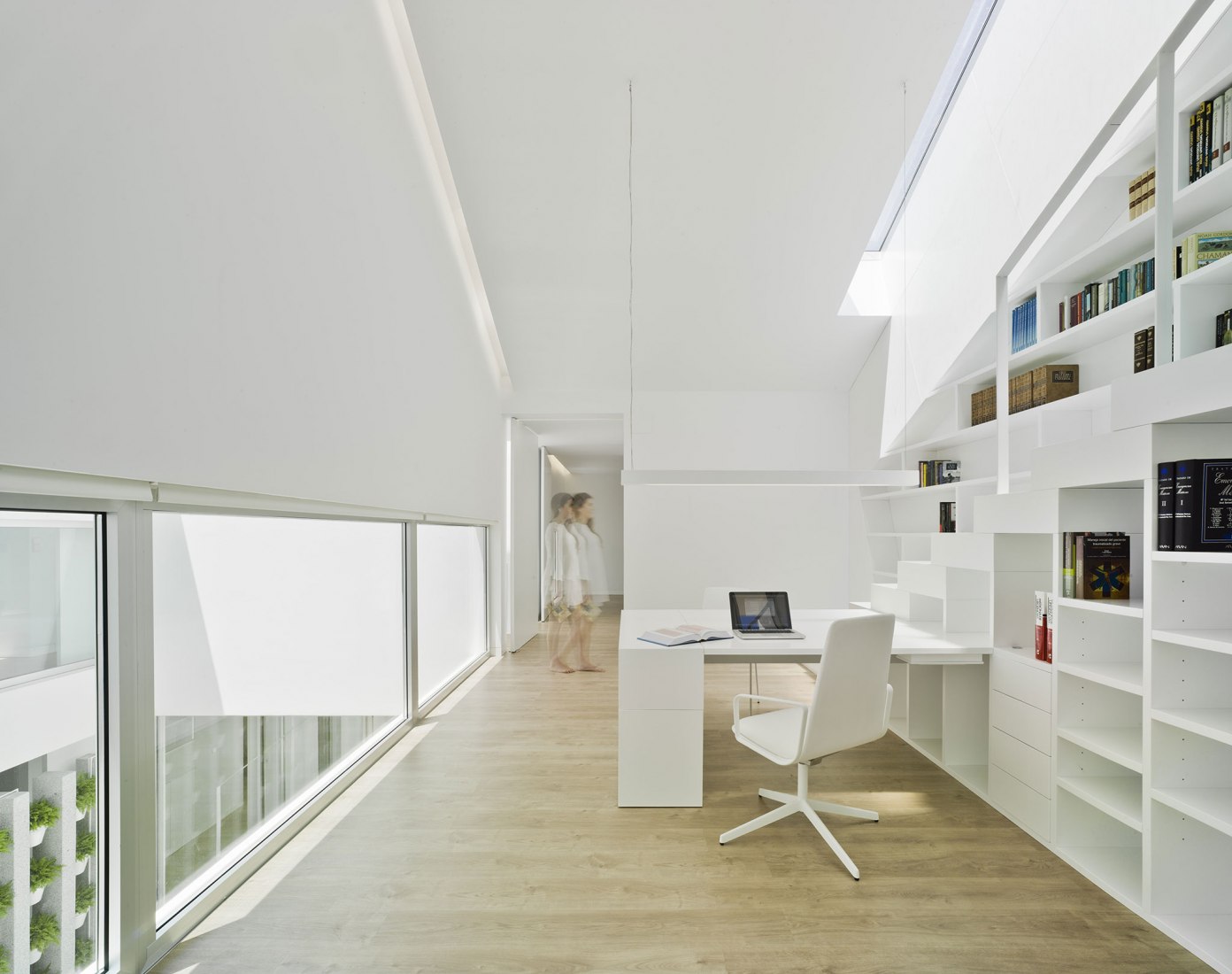 Study-library. Lopera House by David Ruiz Molina. Photograph © David Frutos