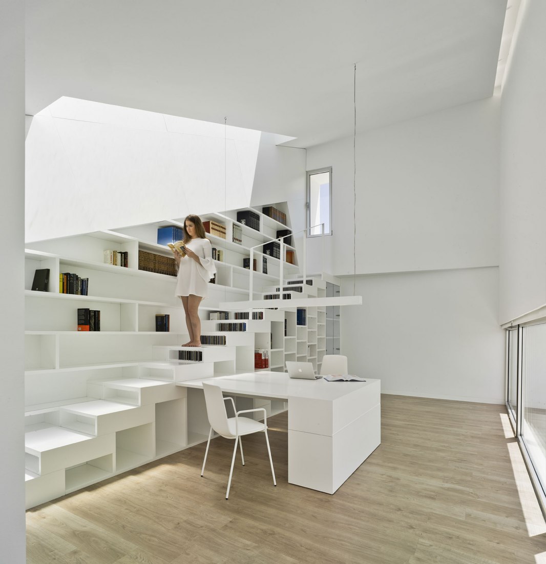 Study-library. Lopera House by David Ruiz Molina. Photograph © David Frutos