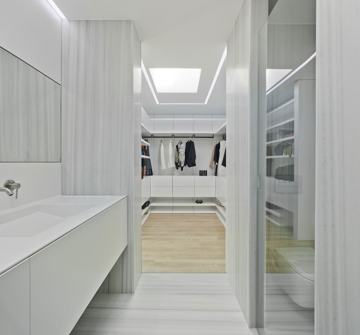 Bathroom. Lopera House by David Ruiz Molina. Photograph © David Frutos