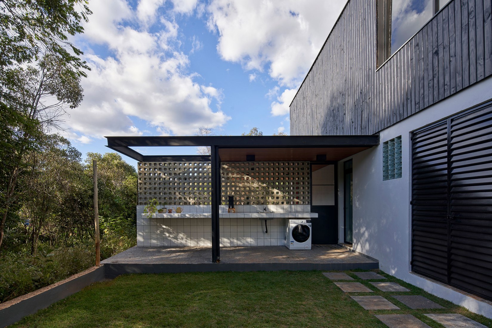 Casa Maenduaba por  BIRI + Brener Lacerda. Fotografia por Jomar Bragança.