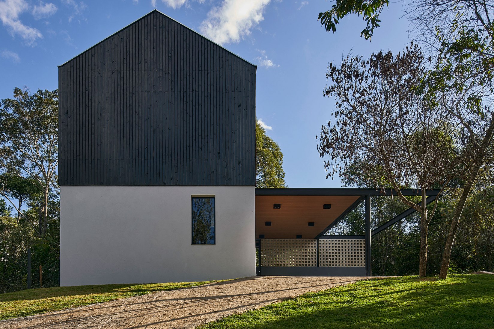 Casa Maenduaba por  BIRI + Brener Lacerda. Fotografia por Jomar Bragança.
