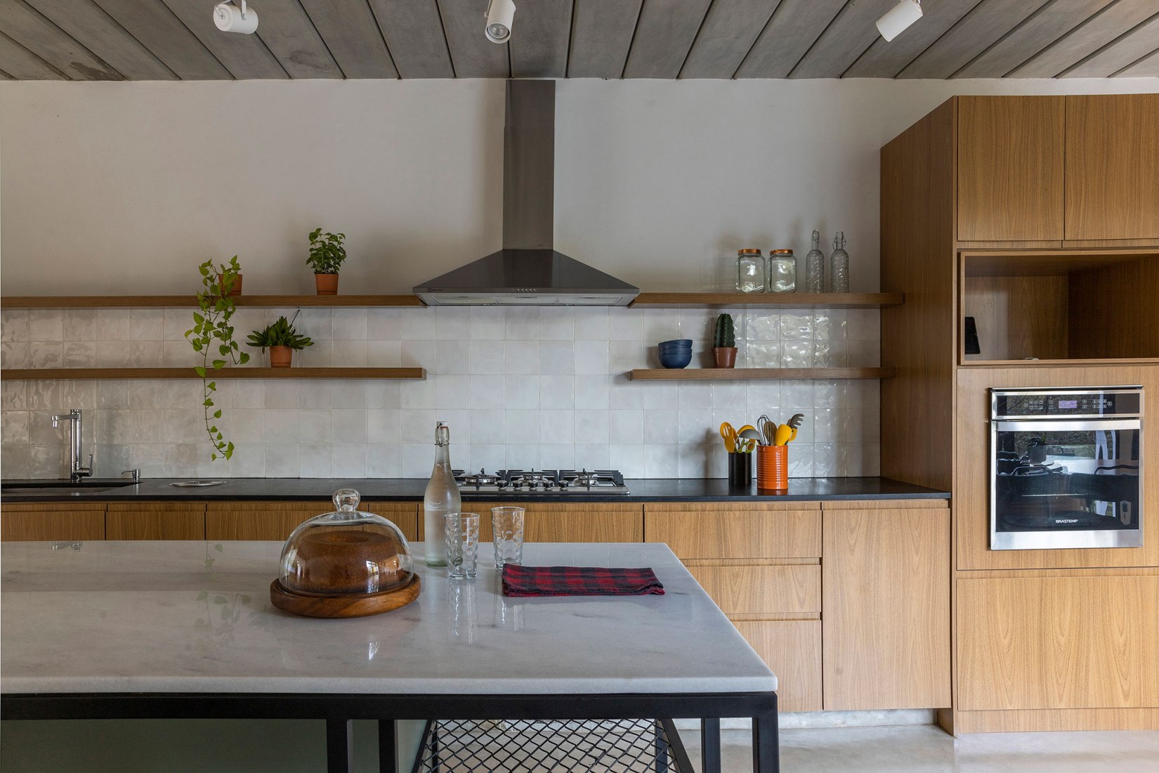 Casa Maenduaba por  BIRI + Brener Lacerda. Fotografia por Jomar Bragança.