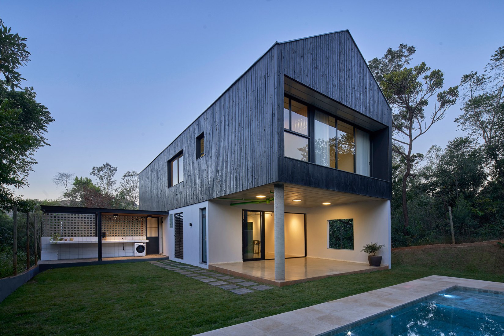 Casa Maenduaba por  BIRI + Brener Lacerda. Fotografia por Jomar Bragança.