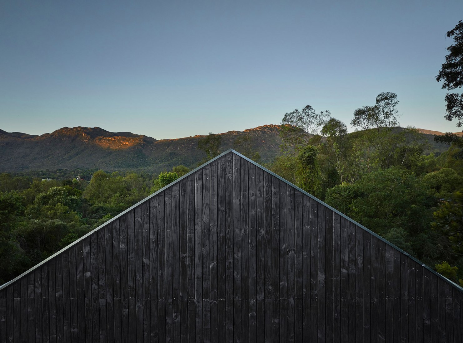 Casa Maenduaba por  BIRI + Brener Lacerda. Fotografia por Jomar Bragança.
