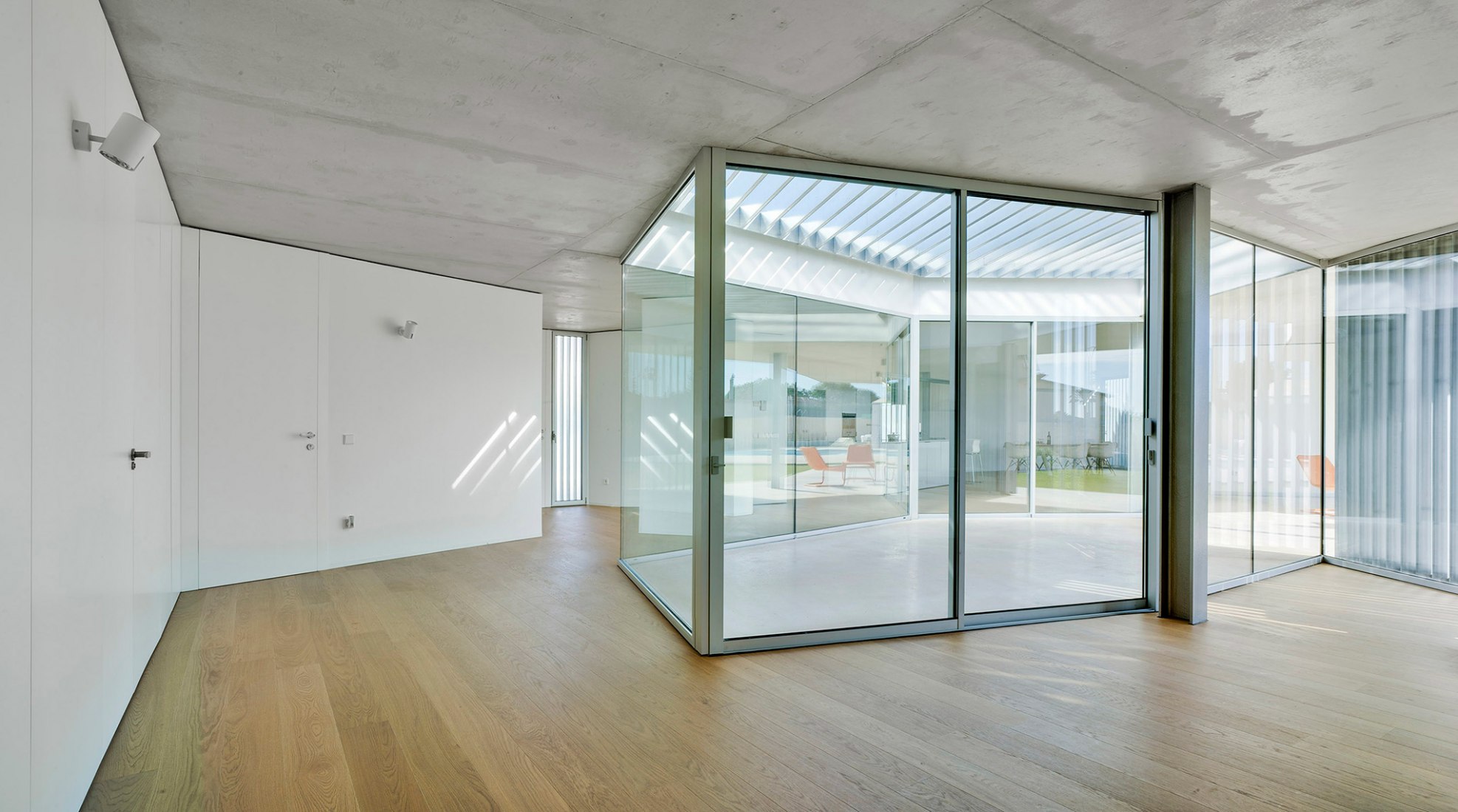 Courtyard view. Matola House by Jaime Sepulcre. Photograph © David Frutos
