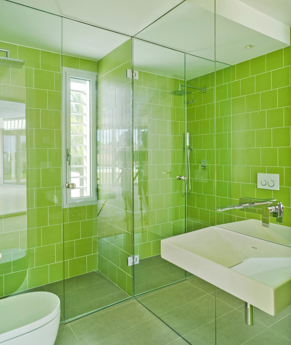 Bathroom. Courtyard view. Matola House by Jaime Sepulcre. Photograph © David Frutose baño. Casa Matola por Jaime Sepulcre. Fotografía © David Frutos