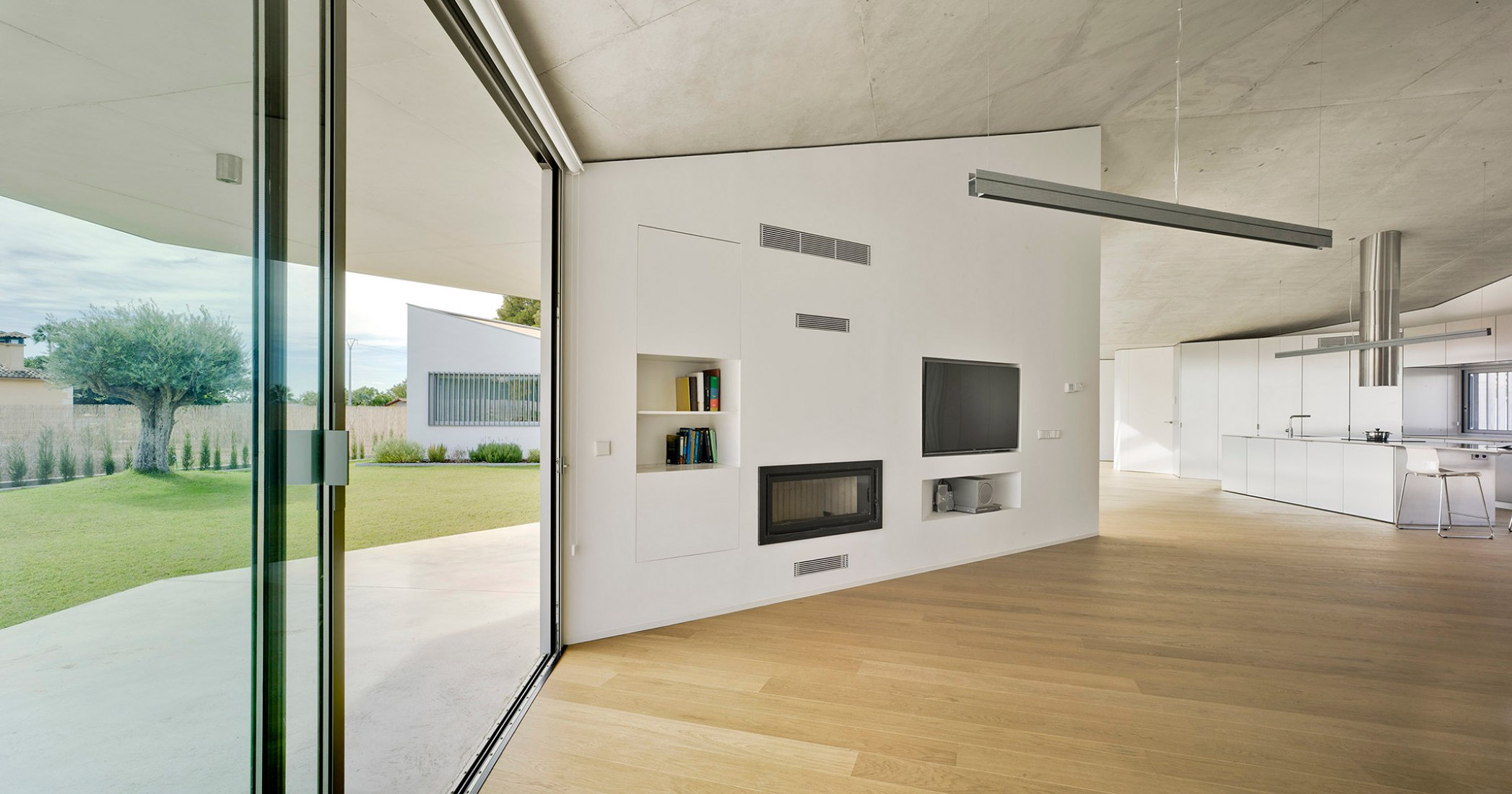 Courtyard view. Matola House by Jaime Sepulcre. Photograph © David Frutos
