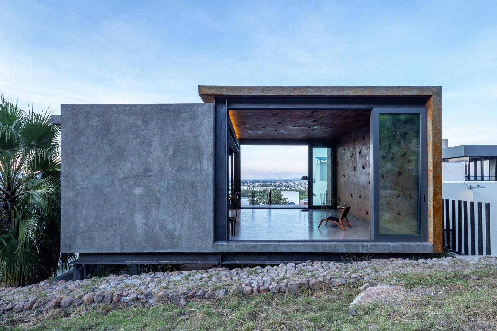 Casa Pedregal by Studio Patricia Meneses. Photograph by Rodrigo Calzada / Albers studio.