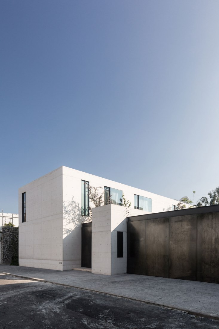 Exterior view. Casa Peñas, new single family house by CCA. Photograph by Onnis Luque