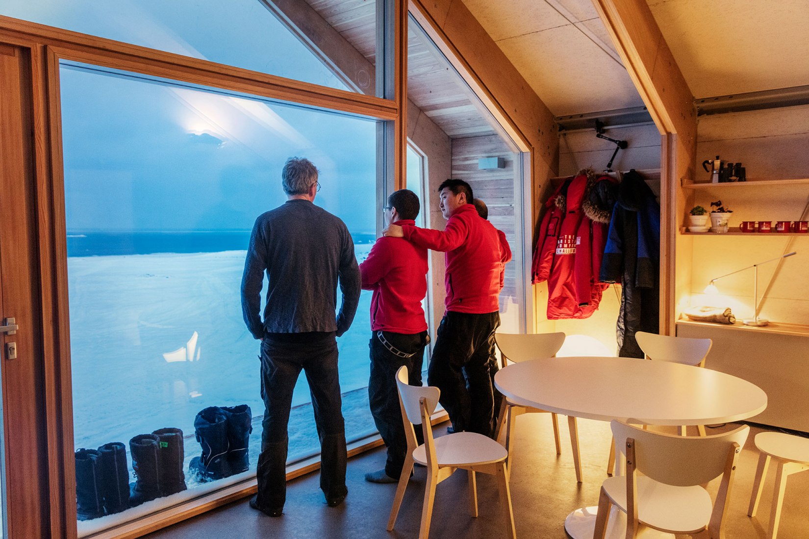 Los tres instaladores de Ariston dentro de la vivienda junto al profesor Morten Rasch, jefe del equipo de investigación de la Universidad de Copenhague. Vivienda Ariston por Luca Gentilcore/LEAPfactory. Fotografía por Paolo Verzone