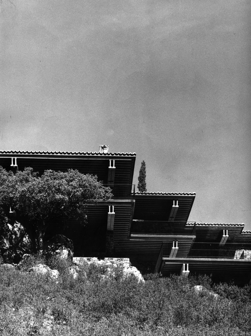 View of the cantilevers to the south. Casa Lucio Muñoz in Torrelodones, 1971, by Fernando Higueras. Image courtesy by Higueras Foundation