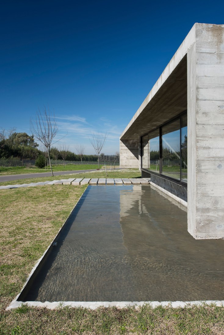 Pool, exterior view. Mach House by Luciano Kruk. Photograph © Daniela Mac Adden