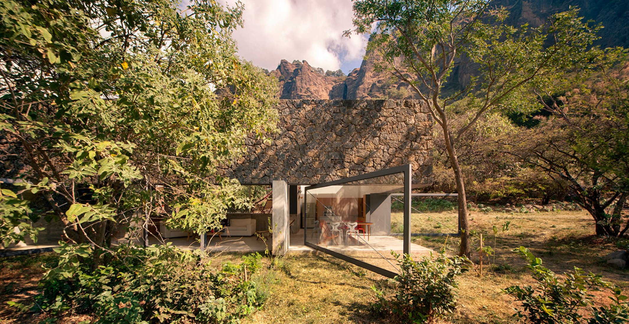 View from outside.  Meztitla House by EDAA. Photography © Yoshihiro Koitani