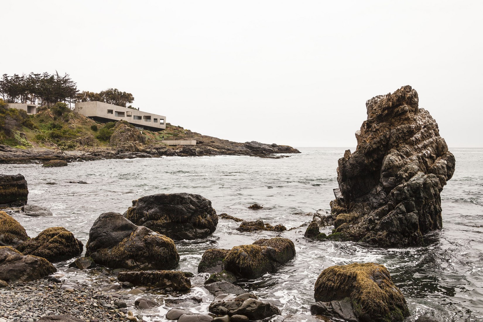 View from the seashore. Casa bahia azul by Felipe Assadi and Francisca Pulido. Photograph © Fernando Alda
