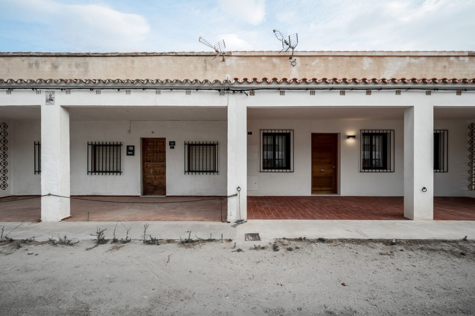 House front. The little house by the sea by Joaquín Juberías & Fernando García. Photography © Germán Cabo.