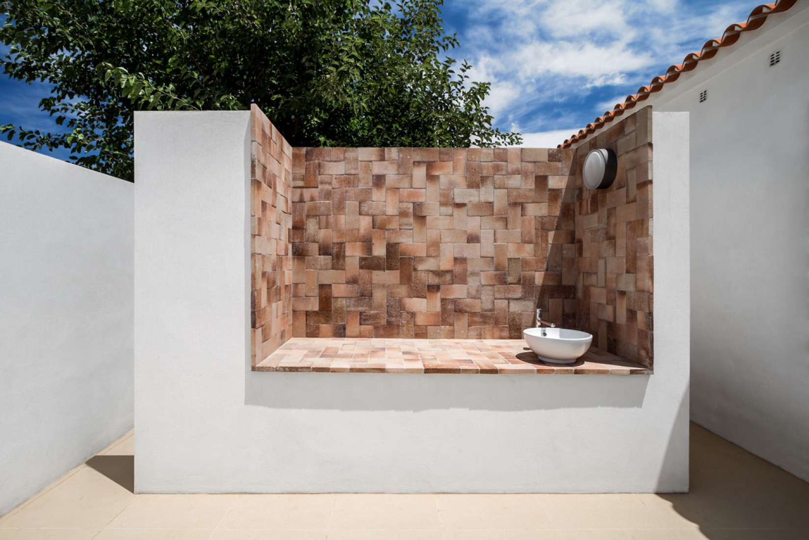 Yard. The little house by the sea by Joaquín Juberías & Fernando García. Photography © Germán Cabo.