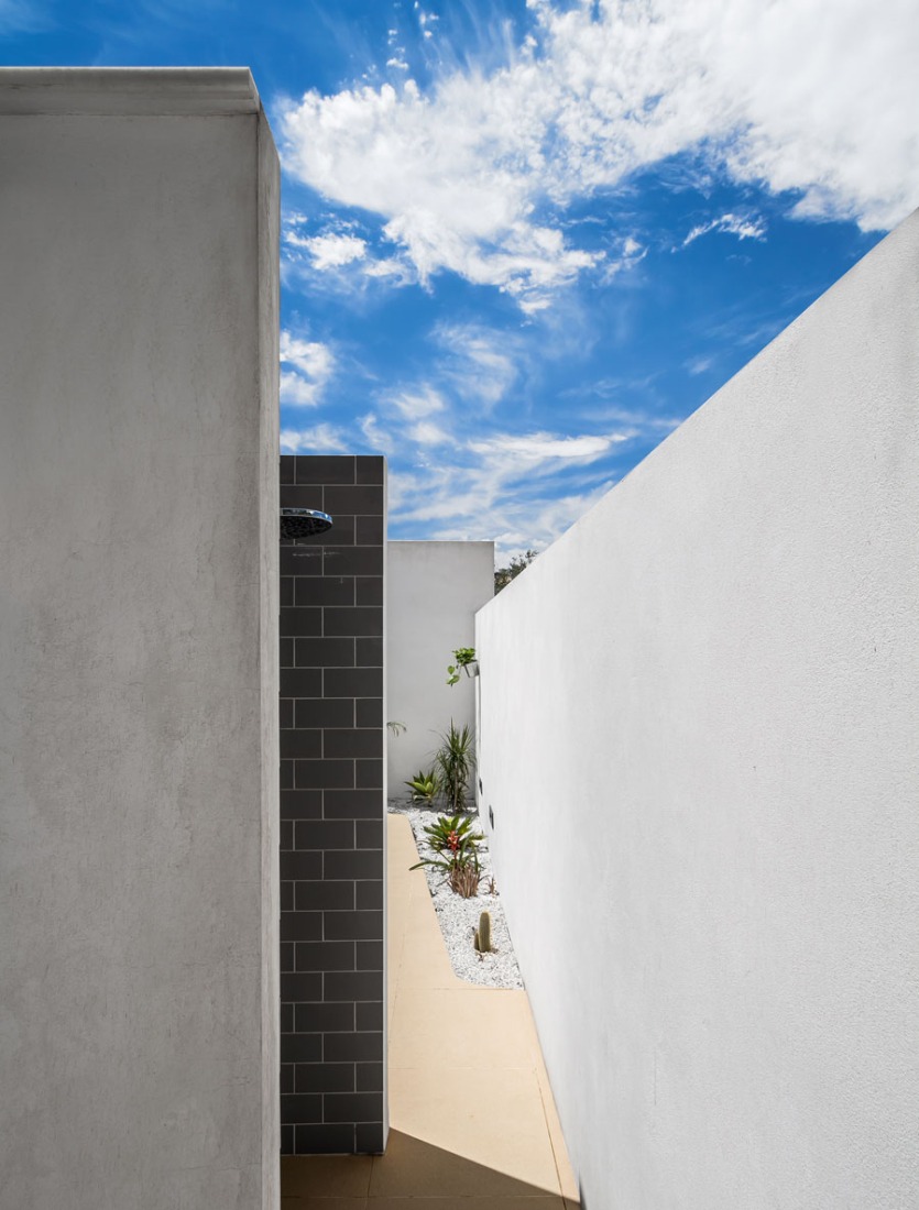 Yard. The little house by the sea by Joaquín Juberías & Fernando García. Photography © Germán Cabo.