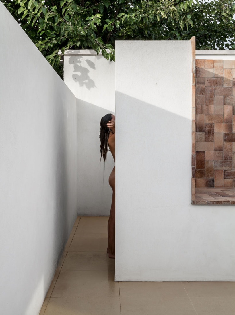 Yard. The little house by the sea by Joaquín Juberías & Fernando García. Photography © Germán Cabo.