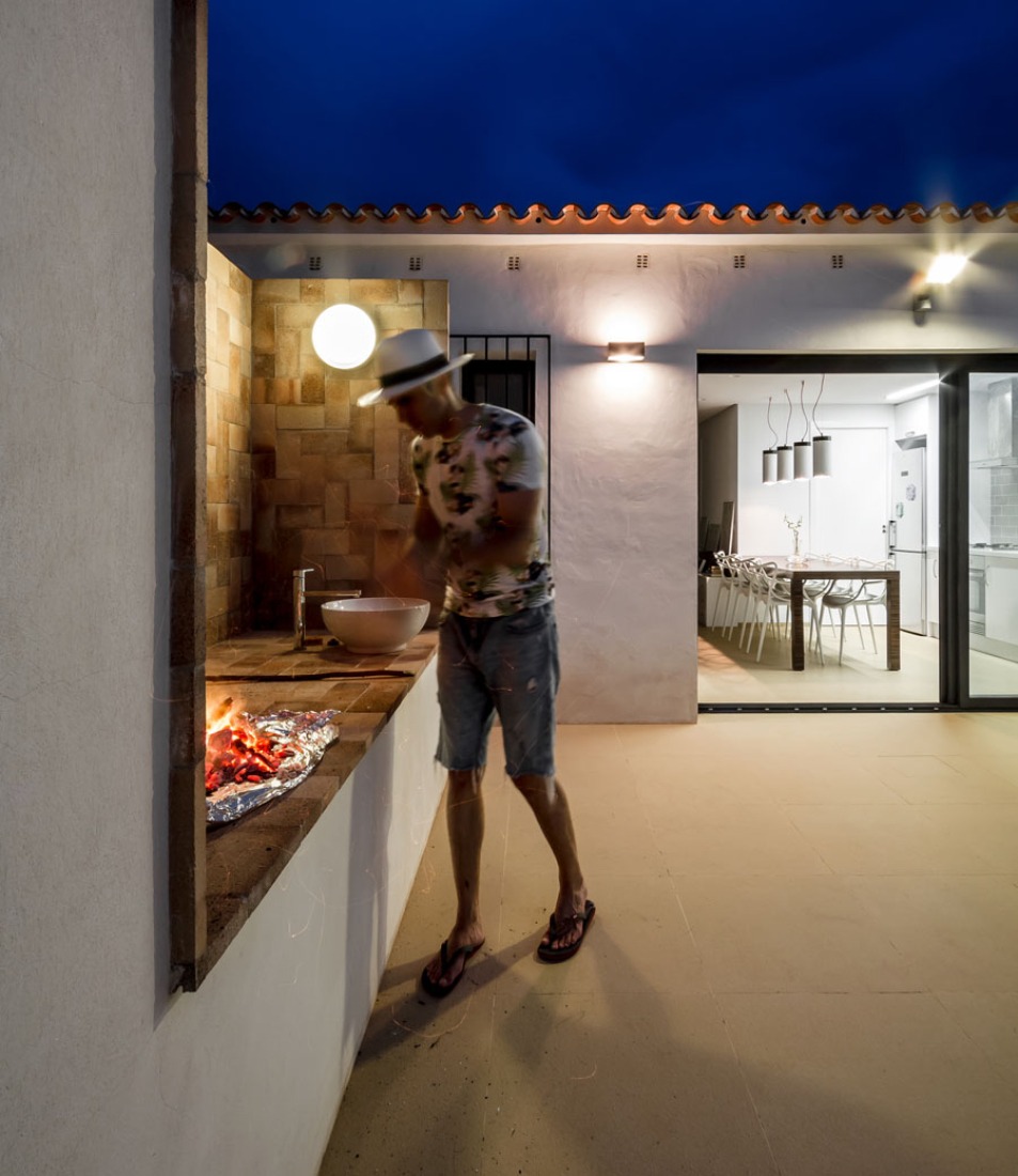 Night view. The little house by the sea by Joaquín Juberías & Fernando García. Photography © Germán Cabo.