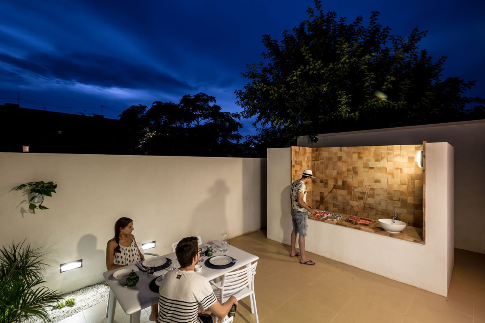 Night view. The little house by the sea by Joaquín Juberías & Fernando García. Photography © Germán Cabo.