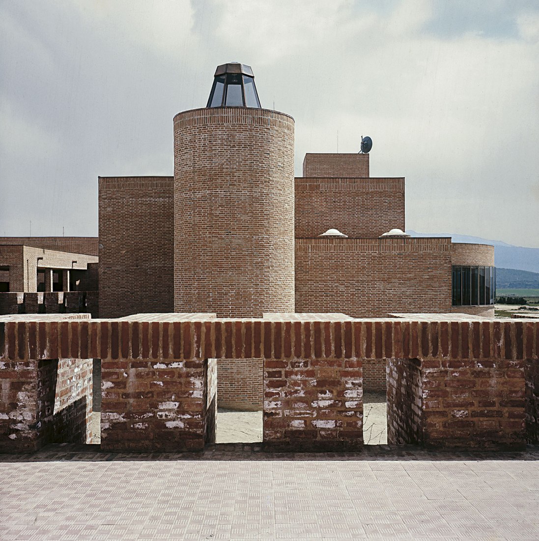 Central de c. vía satélite. Buitrago de Lozoya. 1966-1967. «Julio Cano Lasso. Naturalezas». Homenaje al arquitecto español en el centenario de su nacimiento. Imagen cortesía de Estudio Cano Lasso.