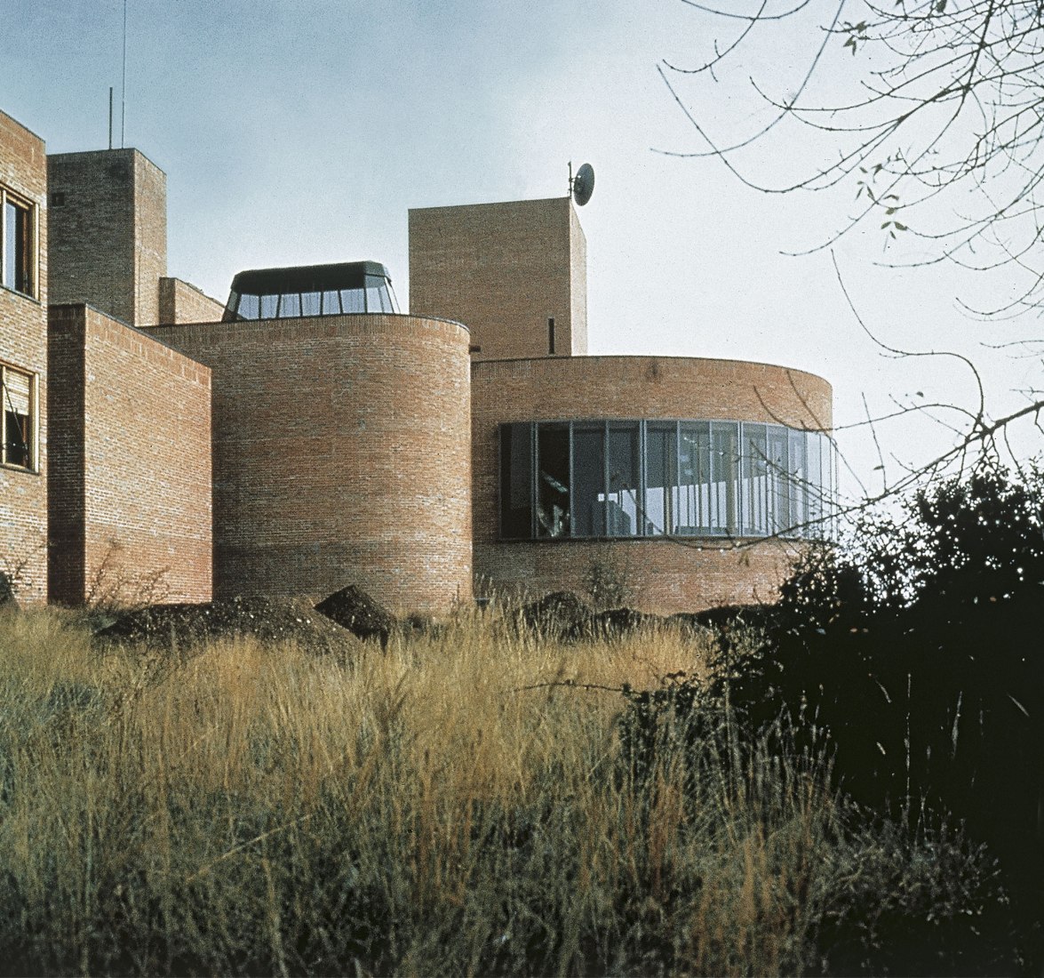 Central de c. vía satélite. Buitrago de Lozoya. 1966-1967. «Julio Cano Lasso. Naturalezas». Homenaje al arquitecto español en el centenario de su nacimiento. Imagen cortesía de Estudio Cano Lasso.