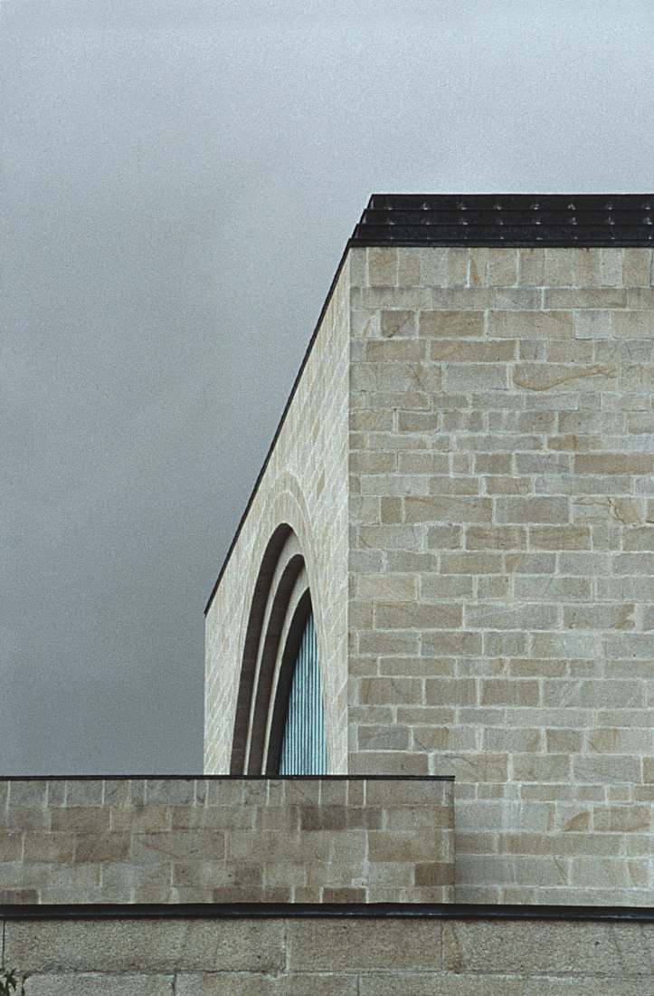 Auditorio de Galicia. 1986-1988. «Julio Cano Lasso. Naturalezas». Homenaje al arquitecto español en el centenario de su nacimiento. Imagen cortesía de Estudio Cano Lasso.