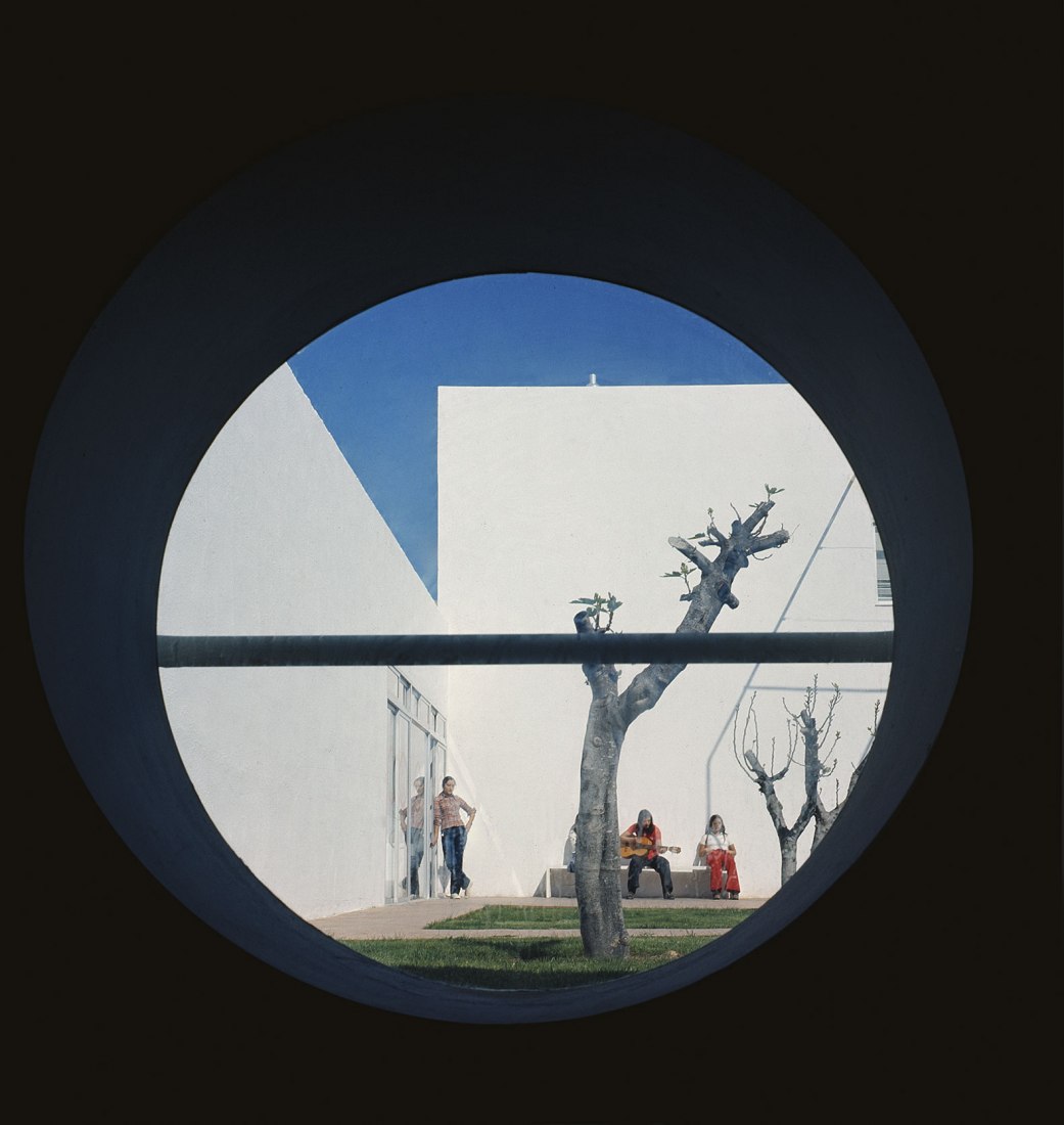 Universidad Laboral de Almería. 1973-1974. «Julio Cano Lasso. Naturalezas». Homenaje al arquitecto español en el centenario de su nacimiento. Imagen cortesía de Estudio Cano Lasso.