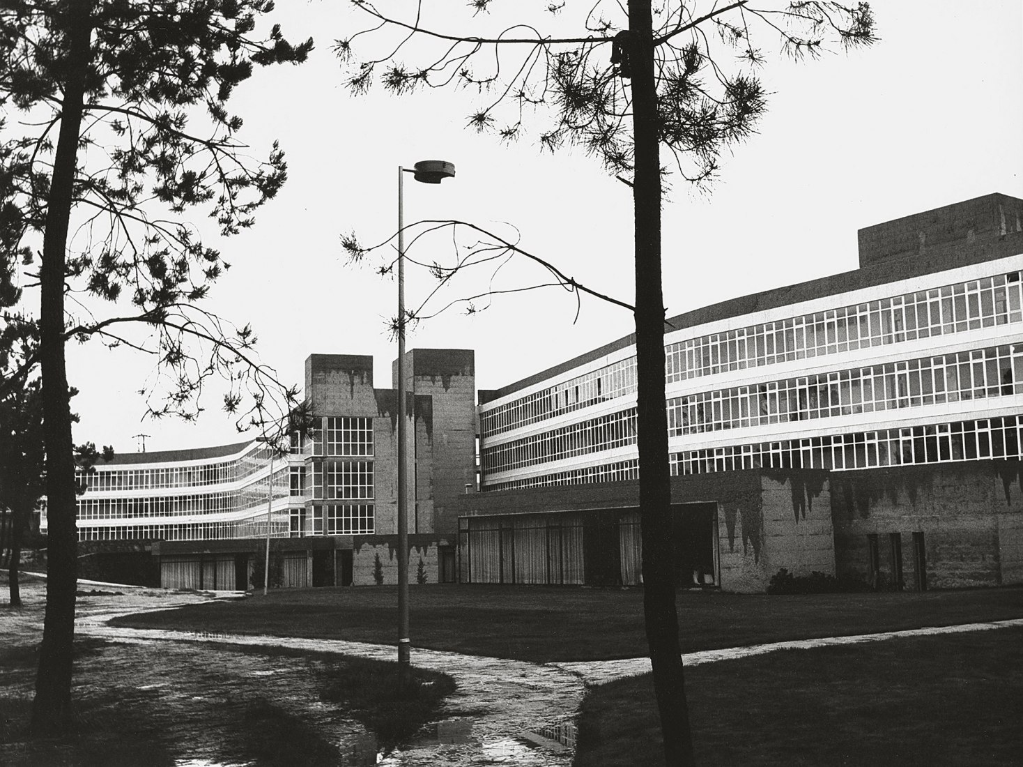 Universidad Laboral de Orense. 1974-1975. «Julio Cano Lasso. Naturalezas». Homenaje al arquitecto español en el centenario de su nacimiento. Imagen cortesía de Estudio Cano Lasso.