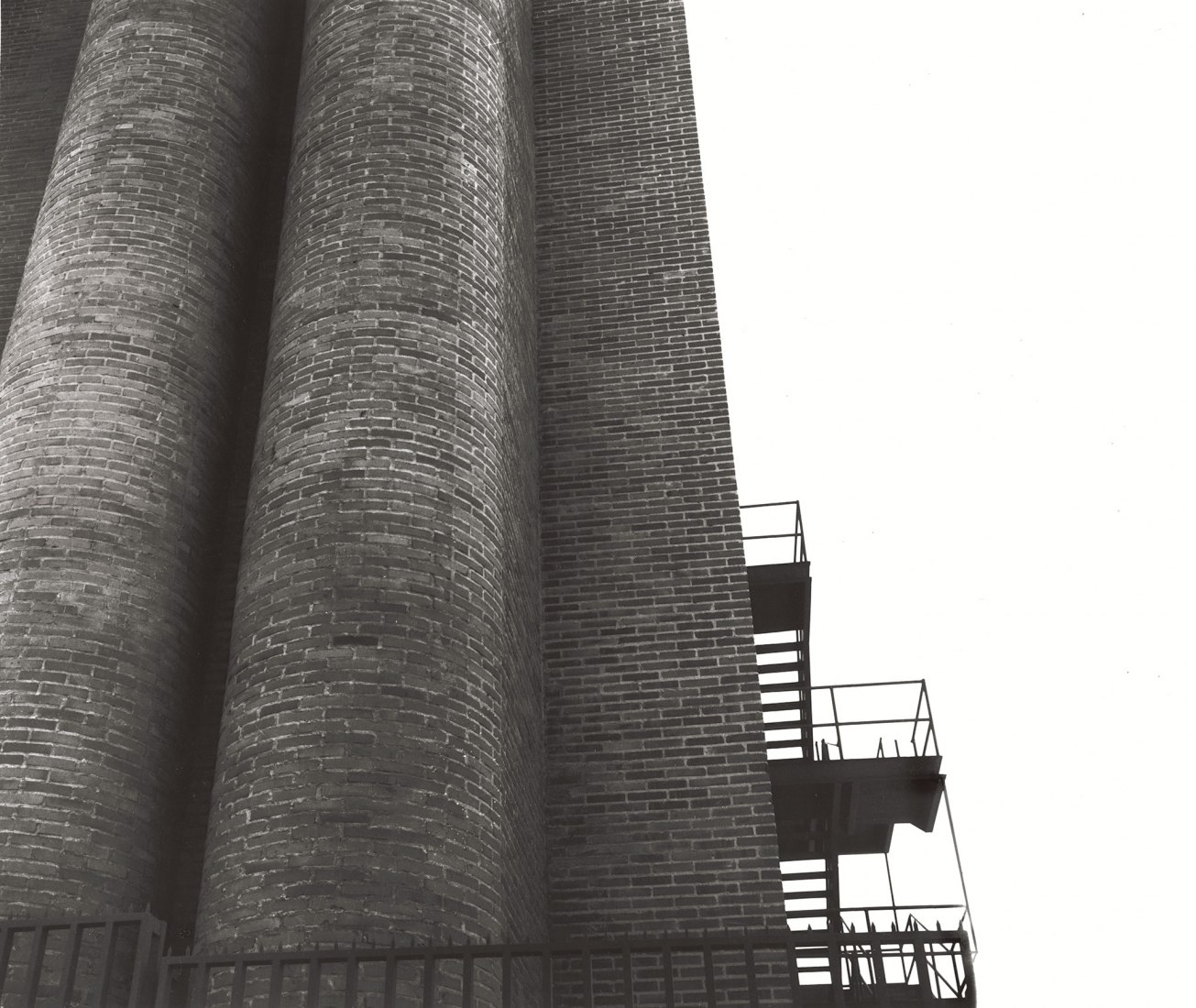Central telefónica en el barrio de la Concepción. 1969-1972. «Julio Cano Lasso. Naturalezas». Homenaje al arquitecto español en el centenario de su nacimiento. Imagen cortesía de Estudio Cano Lasso.