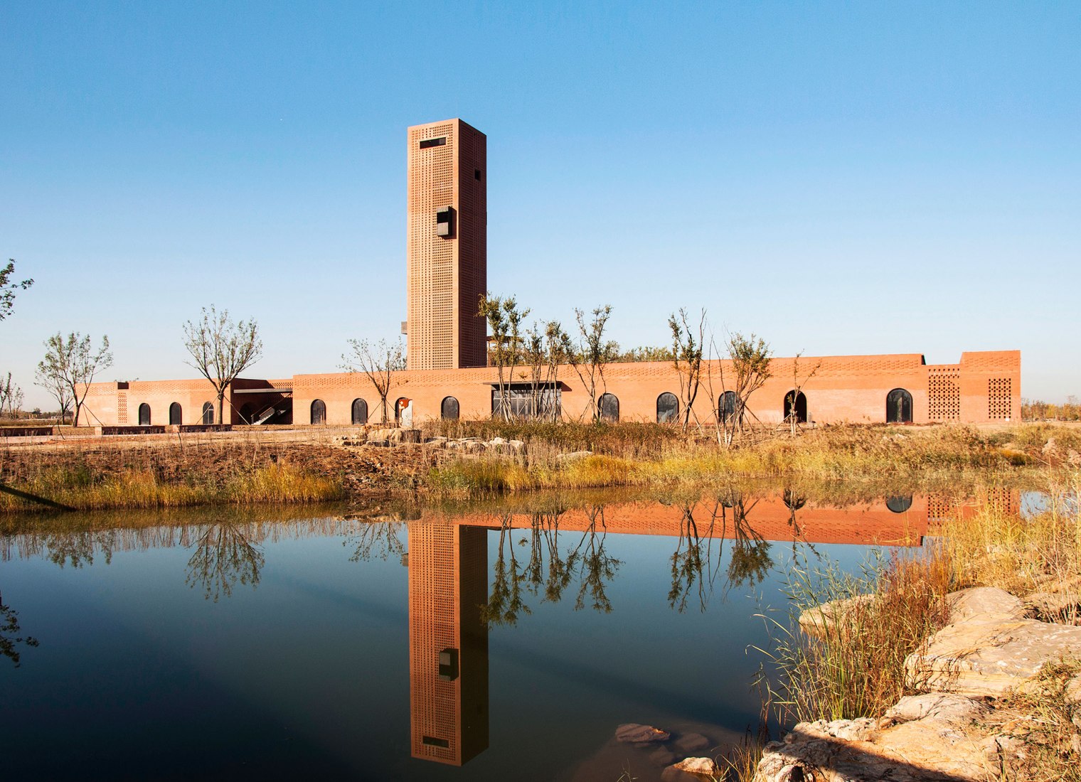 Overlooking east façade by the lake. Tower of Bricks by Interval Architects. Photograph by Zhi Gengpor Interval Architects. Fotografía por Zhi Geng