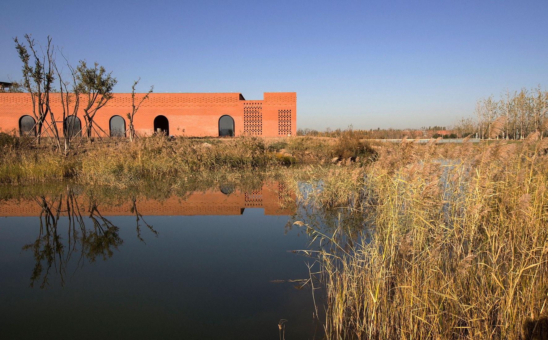 Overlooking east façade by the lake. Tower of Bricks by Interval Architects. Photograph by Zhi Gengos por Interval Architects. Fotografía por Zhi Geng